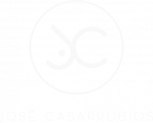 Logo Doctor Jose Casarrubios en color blanco